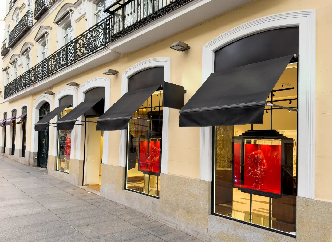 Façade vitrine de magasin en aluminium sur mesure à Le Château-d'Oléron